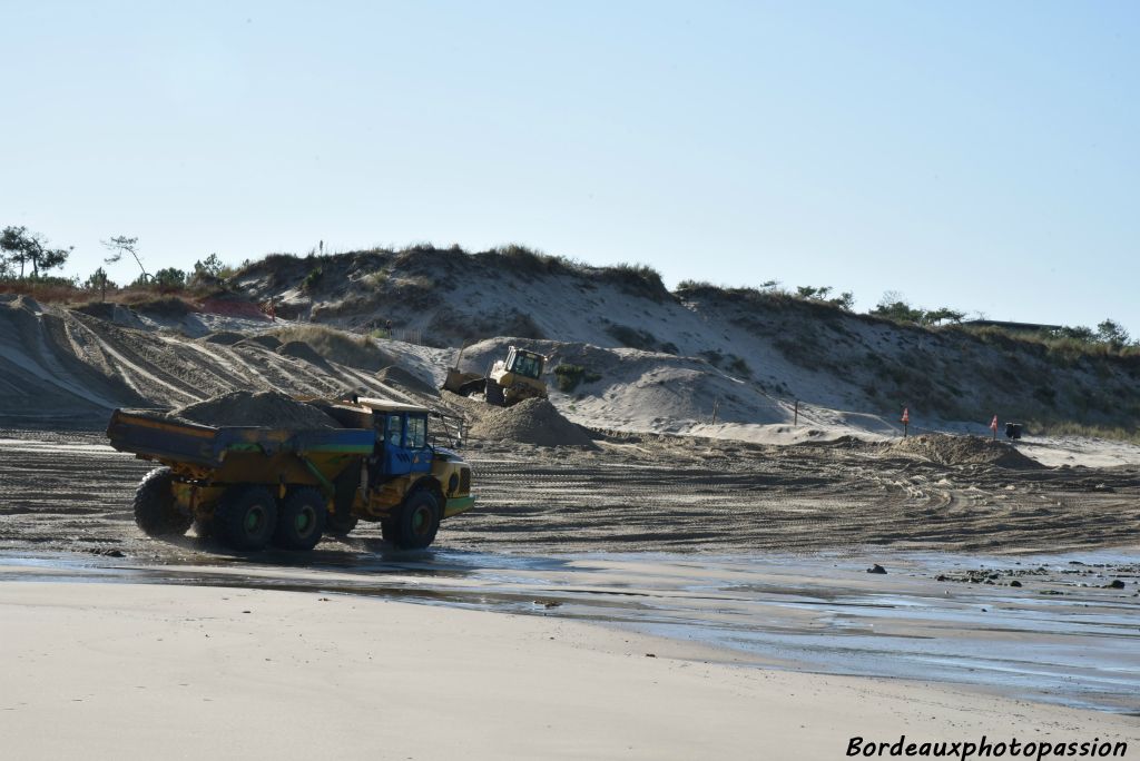 Les camions portent aussi le sable encore plus au sud, après Le Signal.